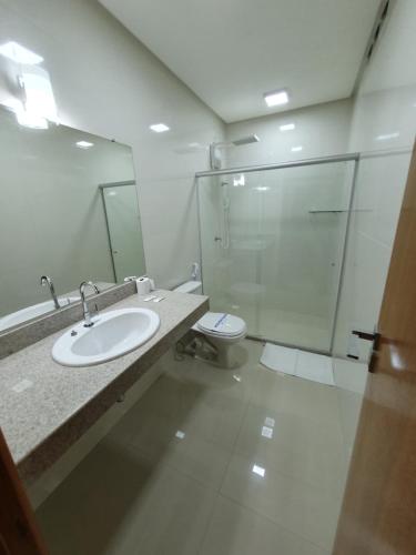 Phòng tắm tại Guaratur Hotel