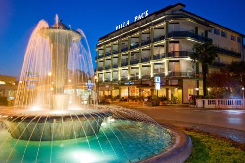 una fuente frente a un edificio por la noche en Terme Villa Pace en Abano Terme