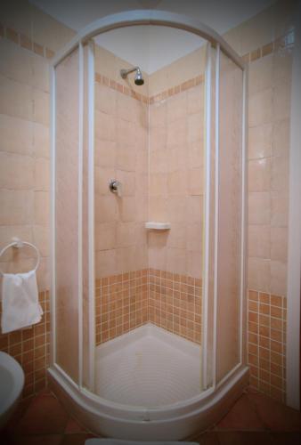 Bilik mandi di Villa Etruria Guest House