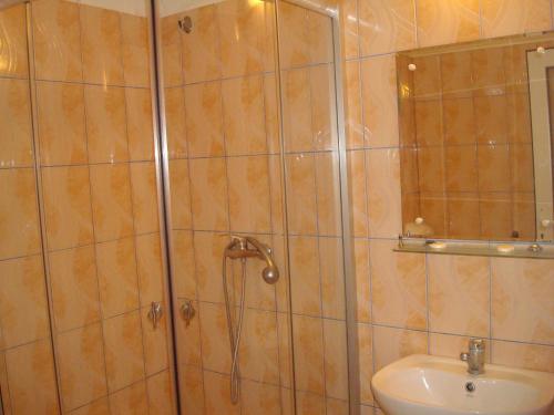un baño con ducha y lavabo en Hotel Principal, en Costinesti