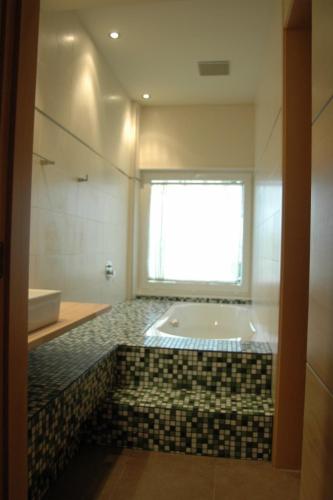 a bathroom with a bath tub and a window at PR Albeitaría in Reis
