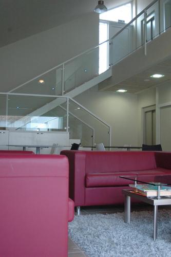 a living room with two red couches and a table at PR Albeitaría in Reis
