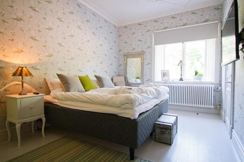 Un dormitorio con una cama grande y una ventana en Fredriksborg Hotell & Restaurang, en Värmdö