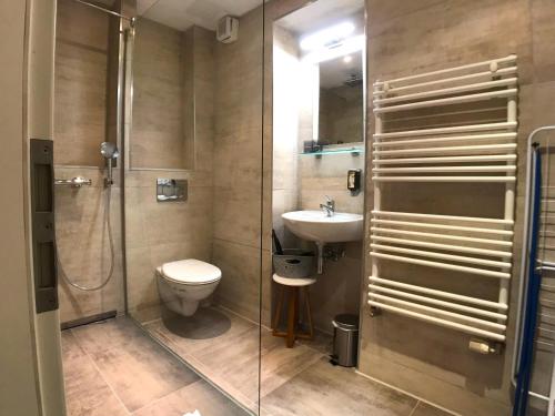 Phòng tắm tại Amaroo - Apartments Potsdam “Alexandrowka”