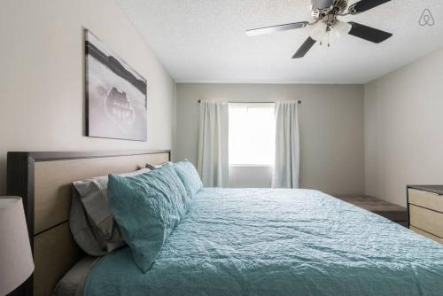 石山的住宿－Cute Condo in Rock Hill-45，一间卧室配有一张带吊扇的床