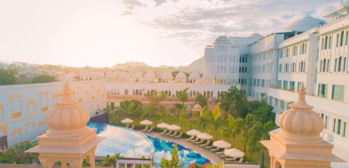 Bazén v ubytování Radisson Blu Udaipur Palace Resort & Spa nebo v jeho okolí