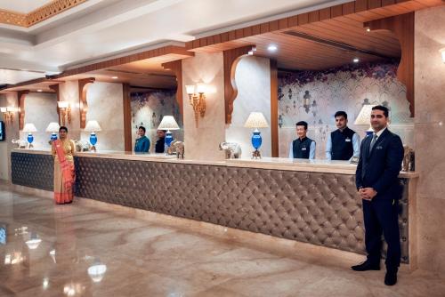 Členové personálu v ubytování Radisson Blu Udaipur Palace Resort & Spa