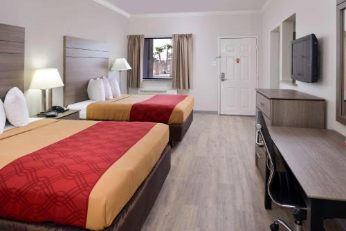 Ένα ή περισσότερα κρεβάτια σε δωμάτιο στο Econo Lodge Inn & Suites Port Arthur near Sabine Pass