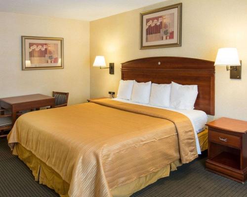 Кровать или кровати в номере Quality Inn Takoma Park