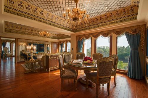 Posezení v ubytování Radisson Blu Udaipur Palace Resort & Spa