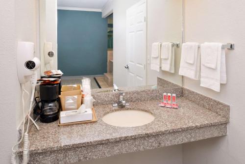 Ένα μπάνιο στο Econo Lodge Inn & Suites Port Arthur near Sabine Pass