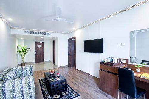 Lemon Tree Hotel Gangtokにあるテレビまたはエンターテインメントセンター