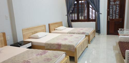 a room with three beds in a room at Bac Huong Hotel in Kon Tum (2)