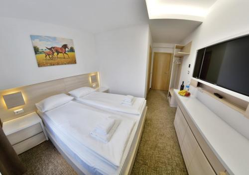 a hotel room with a bed and a flat screen tv at Apartment OneClickRent_06-Smart House in Chişinău