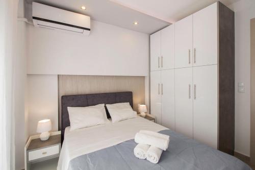ein Schlafzimmer mit einem Bett mit zwei Handtüchern darauf in der Unterkunft Deluxe Arch of Galerius in Thessaloniki