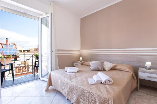 een slaapkamer met een bed met handdoeken erop bij Alguest in Alghero