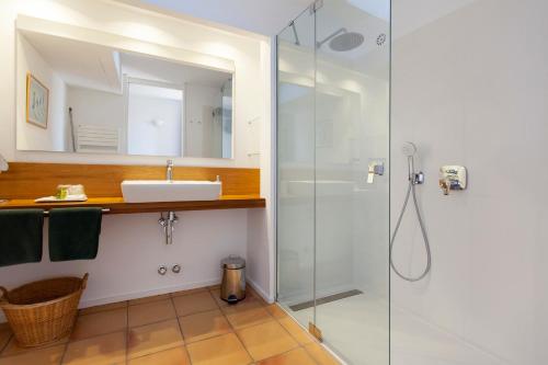 ein Bad mit einer Dusche und einem Waschbecken in der Unterkunft Agroturismo Ses Arenes in Colonia Sant Jordi
