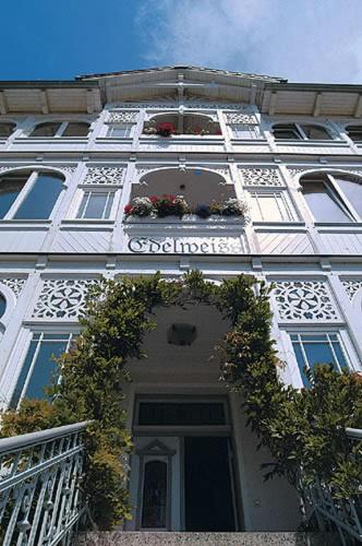 a building with flowers on the front of it at Pension Villa Edelweiß in Ostseebad Sellin