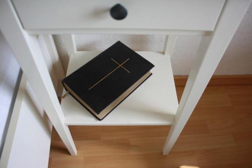 um livro sentado em cima de uma mesa branca em Zentrales Apartement Bremen em Bremen