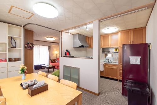cocina y sala de estar con mesa y nevera en Hong house, en Tokio