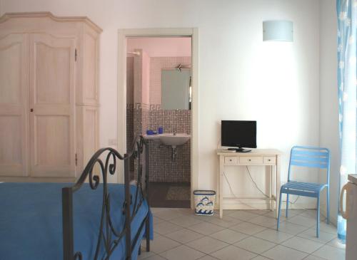 a room with a sink and a table and chairs at Affittacamere La Buganvillea in Numana