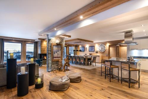 un salon ouvert avec une cuisine et une salle à manger dans l'établissement Keystone Lodge by Alpine Resorts, à Courchevel