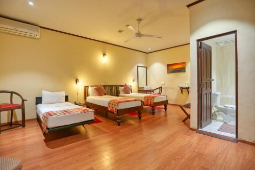 um quarto de hotel com duas camas e uma casa de banho em Colombo City Hotels (Pvt) Ltd em Colombo