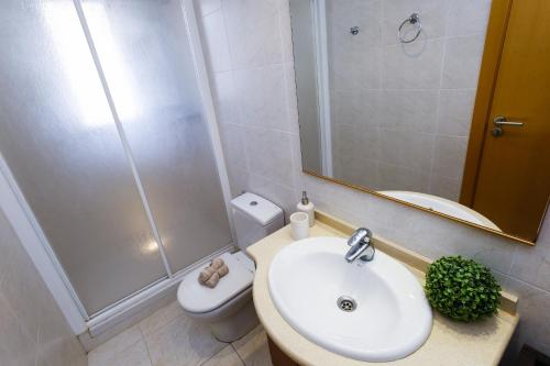 a bathroom with a sink and a shower and a toilet at Maldivas Planet Costa Dorada in La Pineda