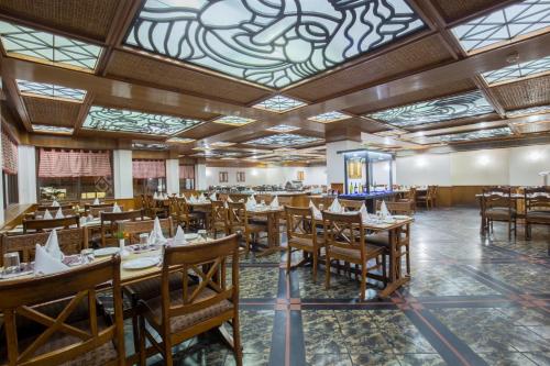 ห้องอาหารหรือที่รับประทานอาหารของ Hotel Pokhara Grande