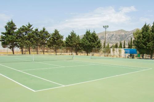 Εγκαταστάσεις για τένις ή/και σκουός στο Sovereign Beach Hotel ή εκεί κοντά