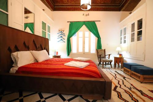 Säng eller sängar i ett rum på Dar Zerhoune