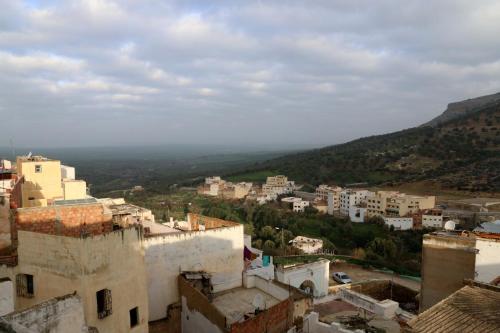 an aerial view of a city with buildings and mountains at Dar Zerhoune in Moulay Idriss Zerhoun