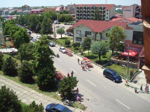 une vue aérienne sur une rue d'une ville dans l'établissement Hotel Victoria, à Costinesti