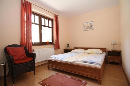 Un pat sau paturi într-o cameră la Apartamenty Świnoujście - Łabędź