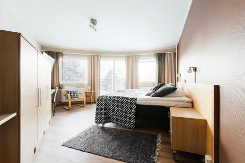 sypialnia z łóżkiem i dużym oknem w obiekcie Yyteri Spa Hotel w mieście Pori
