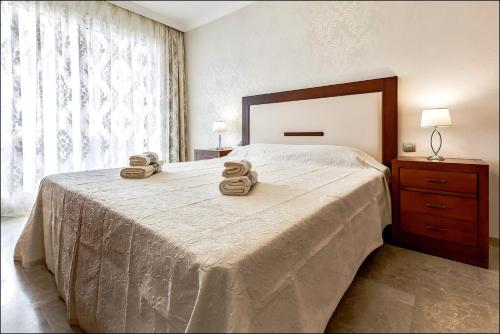 Un pat sau paturi într-o cameră la Apartment with spectacular view in Puerto Santiago