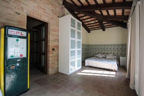 um quarto com uma cama e uma máquina de jogos de vídeo em Villa Santa Maria em Montegiorgio