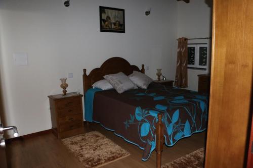 アルコス・デ・ヴァルデヴェスにあるVivenda Agostinho (Casa de Férias)のベッドルーム1室(カラフルなベッドカバー付)
