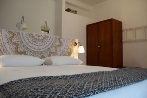מיטה או מיטות בחדר ב-Plan Sea Guest House