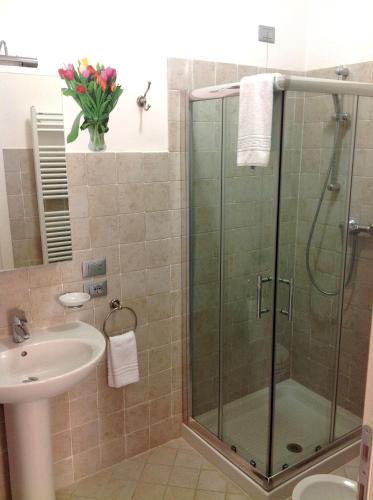 a bathroom with a shower and a sink at Ai Giardini Rooms -vicino Ospedale Borgo Trento e centro storico in Verona