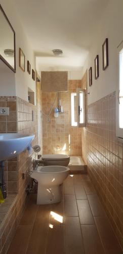 łazienka z 2 toaletami i umywalką w obiekcie Torrione San Giovanni I w mieście Terracina