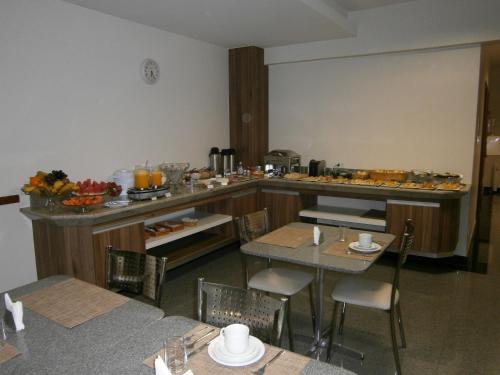 En restaurang eller annat matställe på Sete Lagoas Residence Hotel