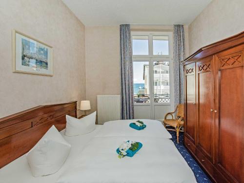a hotel room with two beds and a window at Villa Sommerfreude in Bansin