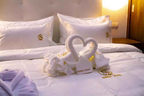 Postel nebo postele na pokoji v ubytování SUNSET HOTEL