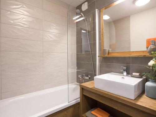 une salle de bain avec un lavabo blanc et une douche dans l'établissement Apartment in ski Village les Saisies, à Hauteluce