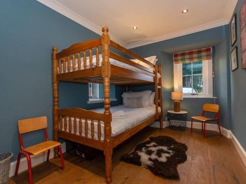 Våningssäng eller våningssängar i ett rum på Stunning Farm Steading - 5 Mins to St Andrews