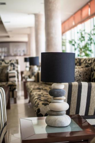 Χώρος καθιστικού στο Sovereign Beach Hotel