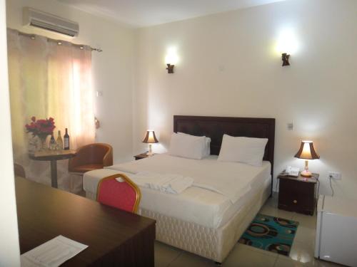 Säng eller sängar i ett rum på Quality Hotel Juba