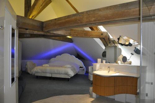 1 dormitorio con 1 cama y lavamanos. en Les Tonnelles, en Bar-sur-Seine