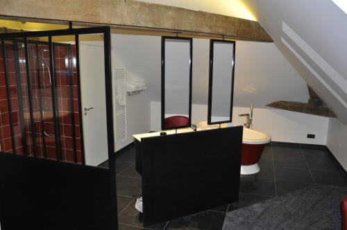 a bathroom with a toilet and a bath tub at Les Tonnelles in Bar-sur-Seine